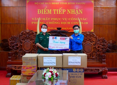 Tuổi trẻ Bình Phước trao tặng vật tư y tế, nhu yếu phẩm cho lực lượng vũ trang chống dịch