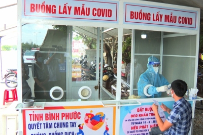 Trao tặng buồng lấy mẫu xét nghiệm Covid-19 di động cho huyện Chơn Thành