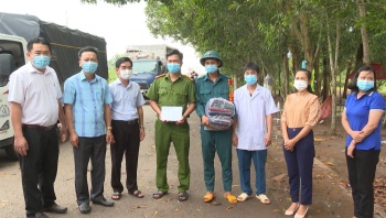 Lãnh đạo huyện Chơn Thành thăm, động viên lực lượng tuyến đầu phòng chống dịch