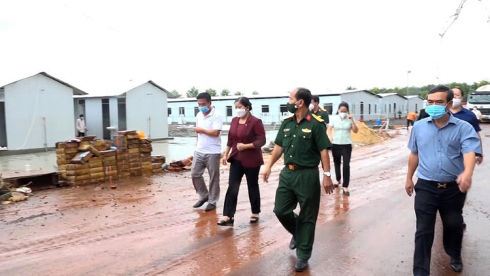 Chủ tịch UBND tỉnh kiểm tra tiến độ xây dựng khu cách ly tập trung, bệnh viện dã chiến tại Bình Long