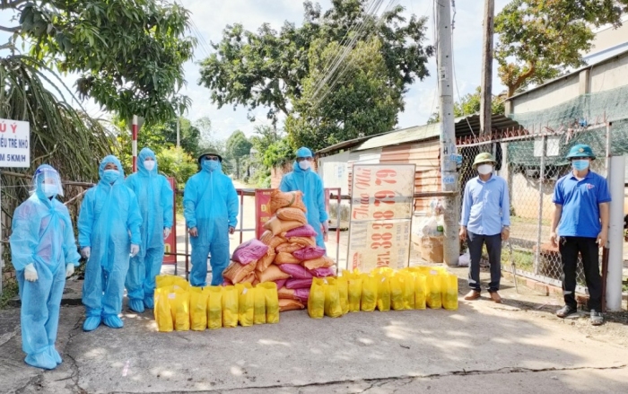 Tặng quà cho người dân bị phong tỏa, cách ly tại Đồng Phú