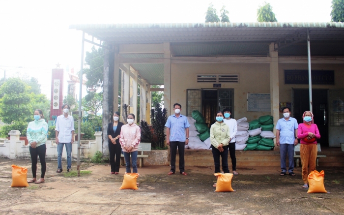 Ban Dân tộc tỉnh trao 2 tấn gạo cho các hộ khó khăn tại xã Long Hà