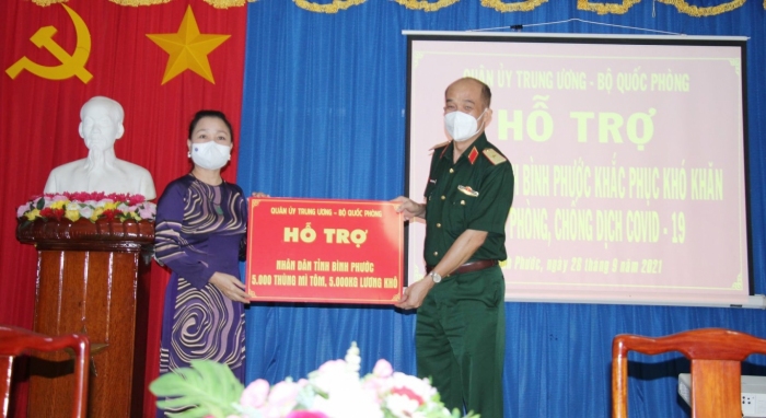 Quân ủy Trung ương trao tặng quà hỗ trợ nhân dân Bình Phước