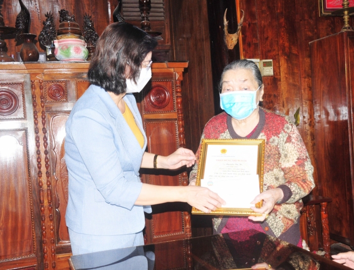 Lãnh đạo tỉnh thăm, tặng quà người cao tuổi tại huyện Chơn Thành