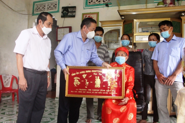 Phó Chủ tịch UBND tỉnh Huỳnh Anh Minh thăm, chúc thọ người cao tuổi tại Phú Riềng