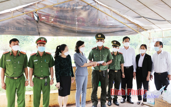 Phó bí thư Thường trực Tỉnh ủy Huỳnh Thị Hằng thăm, tặng quà lực lượng phòng, chống dịch