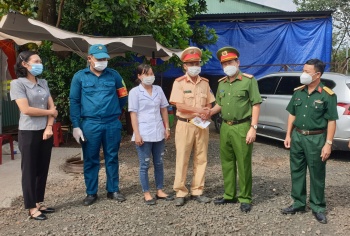 Đoàn công tác của tỉnh thăm các chốt kiểm soát phòng chống dịch tại Chơn Thành