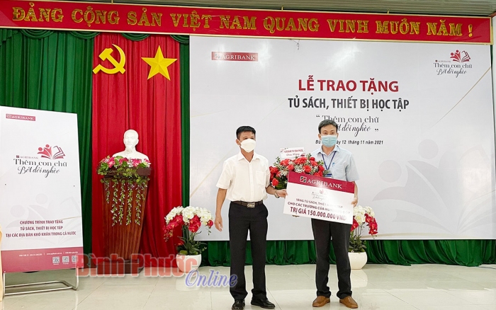 Agribank Tây Bình Phước hỗ trợ thiết bị học trực tuyến cho học sinh Bù Đốp