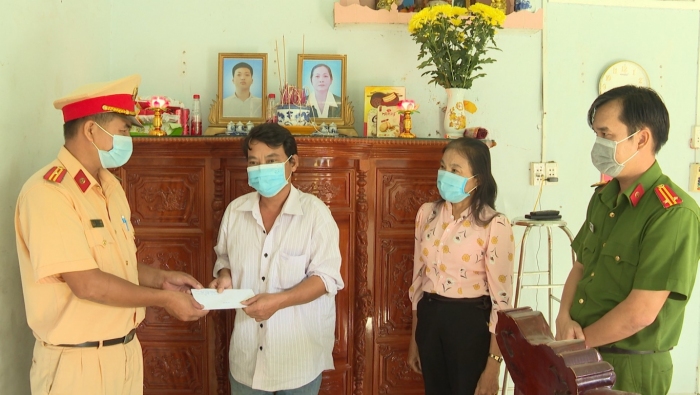 Chơn Thành, thăm tặng quà các gia đình nạn nhân tử vong vì tai nạn giao thông năm 2021