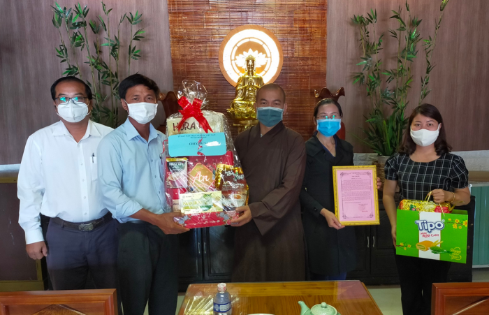 Đồng Phú thăm, tặng quà các cơ sở tôn giáo, bà con có hoàn cảnh khó khăn