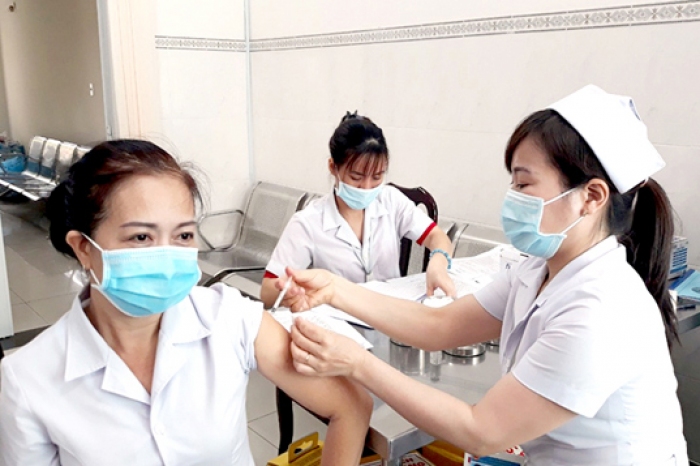 Tỉ lệ tiêm vaccine mũi 1 trong cả nước đạt 98,8%, mũi 2 đạt 88,5%