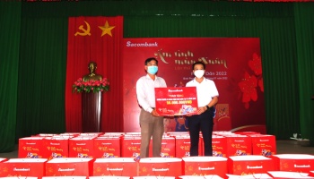 Sacombank Bình Phước tặng 100 phần quà cho các hộ khó khăn ở Đồng Xoài