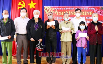 Đoàn ĐBQH tỉnh Bình Phước thăm, tặng quà tết hộ nghèo