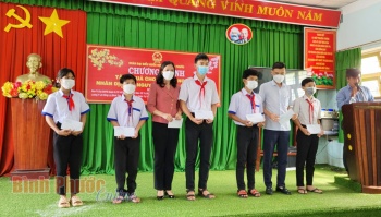 Đoàn ĐBQH tỉnh Bình Phước tặng 430 phần quà, học bổng cho hộ nghèo, học sinh hiếu học