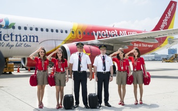 Tiep vien va phi cong Vietjet 1647337432202