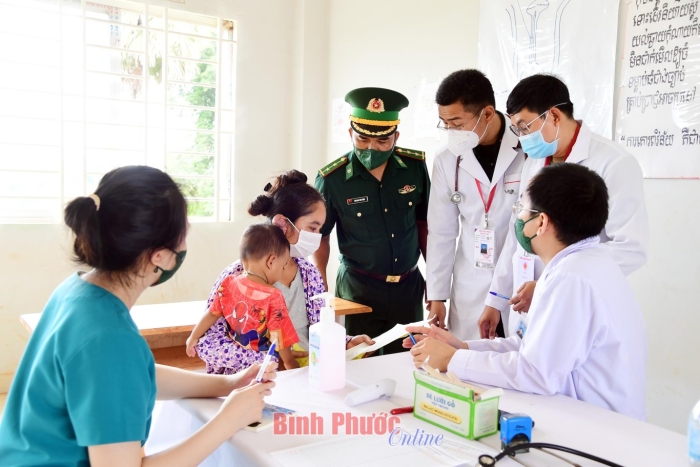 Khám bệnh, cấp thuốc miễn phí cho nhân dân Campuchia
