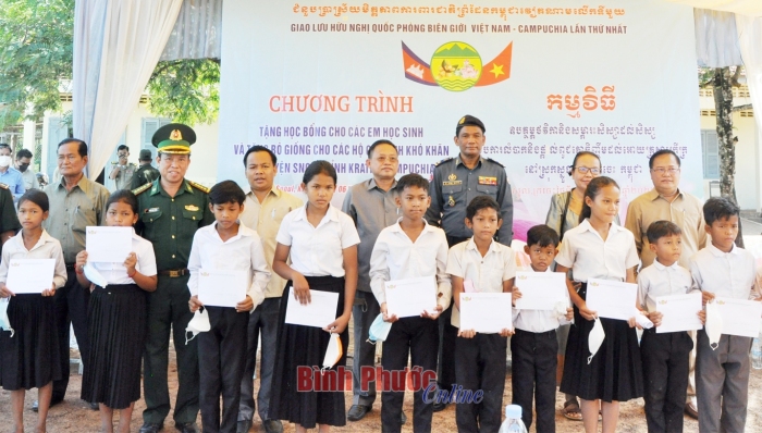 Trao bò giống và học bổng cho người nghèo, học sinh khó khăn tại Campuchia