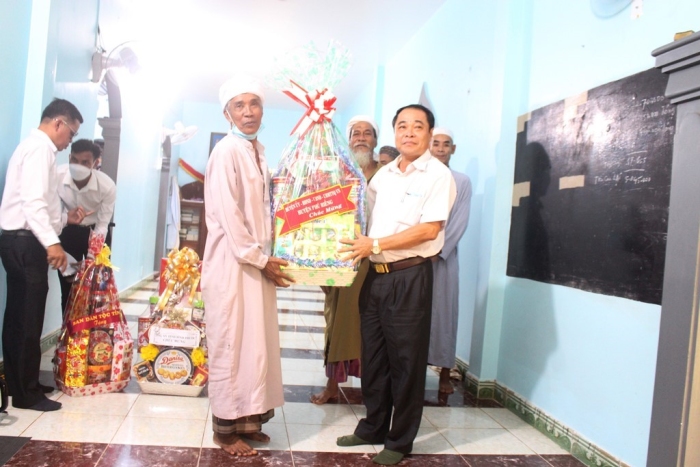 Ban Dân tộc tỉnh thăm, chúc mừng Lễ Ramadan tại huyện Phú Riềng