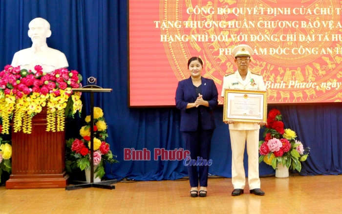 Tặng thưởng Huân chương Bảo vệ Tổ quốc hạng Nhì cho Đại tá Huỳnh Văn Sách