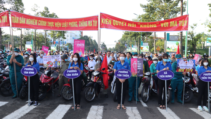 Đồng Xoài: Hơn 1.000 người tham gia mít tinh, diễu hành hưởng ứng Ngày toàn dân phòng, chống ma túy