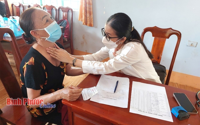 Khám bệnh, cấp thuốc miễn phí cho 300 người dân xã Tân Hưng