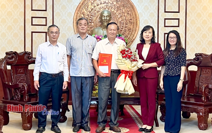 Trao quyết định nghỉ hưu cho ông Nguyễn Hoàng Thái