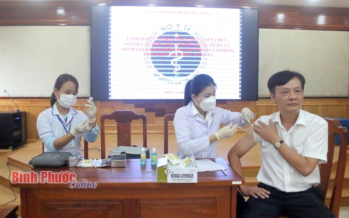 Phú Riềng: Cán bộ, công chức nêu gương trong tiêm vắc xin phòng Covid-19