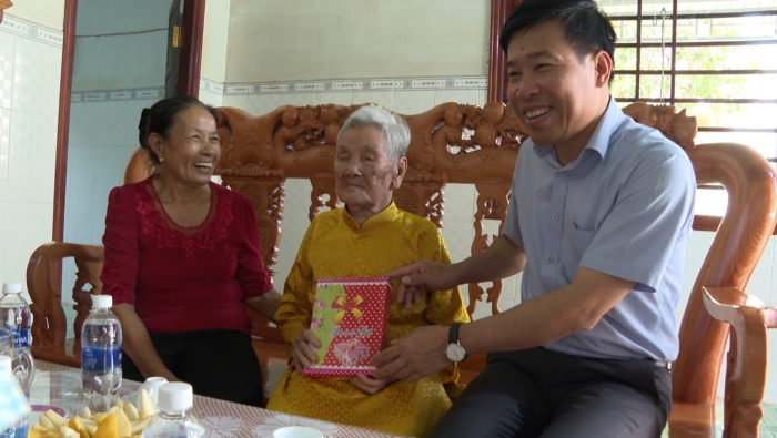 Bí thư Tỉnh ủy thăm mẹ Việt Nam anh hùng, anh hùng LLVT nhân dân