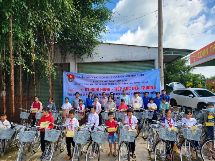 Đoàn khối Cơ quan và Doanh nghiệp tỉnh trao học bổng, xe đạp cho học sinh khó khăn