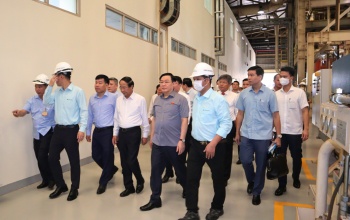 Chủ tịch Quốc hội thăm và làm việc tại Công ty gỗ MDF VRG Dongwha
