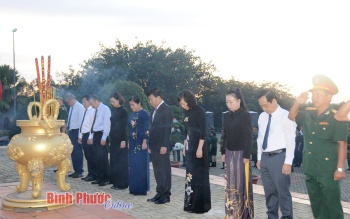 Lãnh đạo tỉnh dâng hương tưởng niệm tại Nghĩa trang liệt sĩ tỉnh
