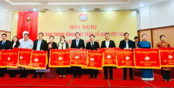 Ủy ban MTTQ Việt Nam tỉnh nhận cờ thi đua xuất sắc năm 2022