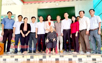 Phó Chủ tịch UBND tỉnh Trần Tuyết Minh thăm, chúc tết tại huyện Bù Đăng