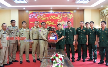 Ty Công an tỉnh Mundulkiri, Kratie, Tboung Khmun thăm, chúc tết Bộ đội Biên phòng Bình Phước