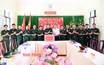 Thứ trưởng Bộ Quốc phòng chúc tết tại Đồn biên phòng Thanh Hòa