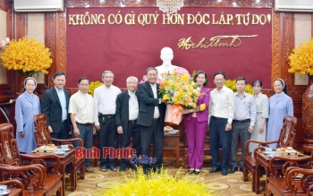 Tòa Giám mục Giáo phận Ban Mê Thuột chúc tết UBND tỉnh Bình Phước