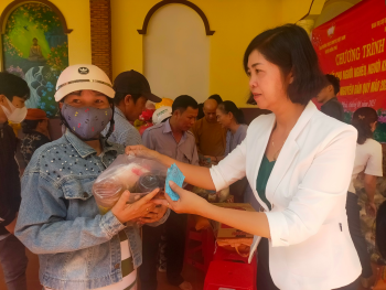 Đồng Phú: Tặng 360 phần quà cho hộ khó khăn, đối tượng bảo trợ xã hội