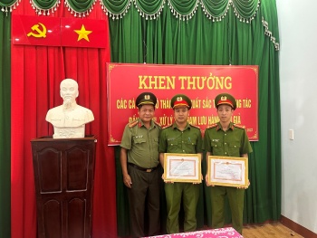 Công an tỉnh Đồng Tháp khen thưởng 2 cán bộ, chiến sĩ Công an thị xã Bình Long