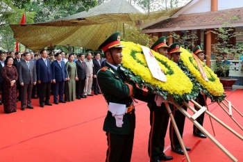 Thủ tướng Phạm Minh Chính dâng hương tưởng niệm đồng chí Huỳnh Tấn Phát