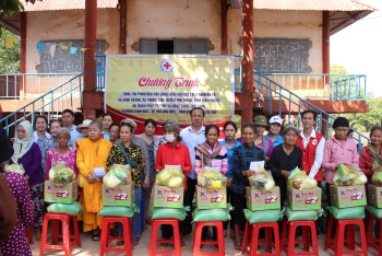 150 phần quà tặng đồng bào dân tộc thiểu số huyện Phú Riềng
