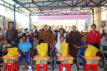 Trao tặng xe lăn và quà cho người khuyết tật, đối tượng khó khăn