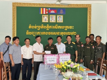 Huyện Phú Riềng thăm, chúc tết Chol Thnam Thmay tại Tiểu đoàn 2, Tiểu khu quân sự Kratie