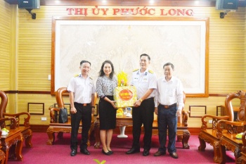 Đoàn công tác Bộ Tư lệnh Vùng 4 Hải quân thăm, làm việc tại thị xã Phước Long