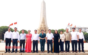 Chủ tịch UBND tỉnh Trần Tuệ Hiền dâng hương tại Địa điểm chiến thắng Đồng Xoài