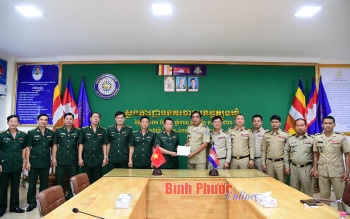 Bộ đội biên phòng Bình Phước chúc tết lực lượng vũ trang tỉnh Tboung Khmum