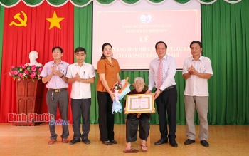 Hớn Quản: Trao Huy hiệu 75 năm tuổi Đảng cho đảng viên Lê Thị Nhĩ