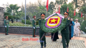 Lãnh đạo tỉnh viếng nghĩa trang liệt sĩ nhân kỷ niệm 48 năm Ngày giải phóng miền Nam