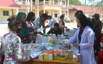 Bộ Chỉ huy Quân sự tỉnh Bình Phước khám bệnh, cấp thuốc, tặng quà Campuchia