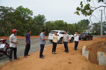 Lãnh đạo huyện Phú Riềng kiểm tra một số tuyến đường giao thông