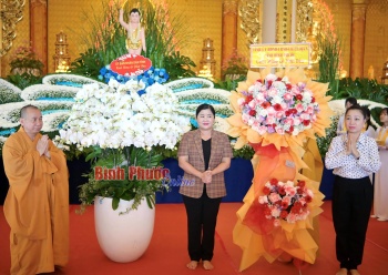 Chùa Phật Quốc Vạn Thành tổ chức đại lễ Phật đản và trao quà cho hộ nghèo